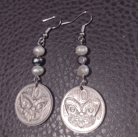 New Handmade 1997 New Zealand Queen Elizabeth II Pearl Accent Drop Hook Earrings - Picture 2 of 6